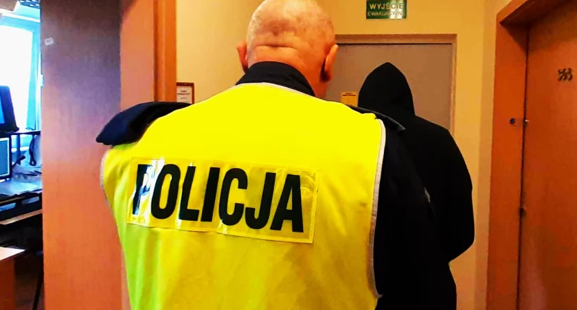 Policjanci zatrzymali mężczyznę, który zniszczył domofon