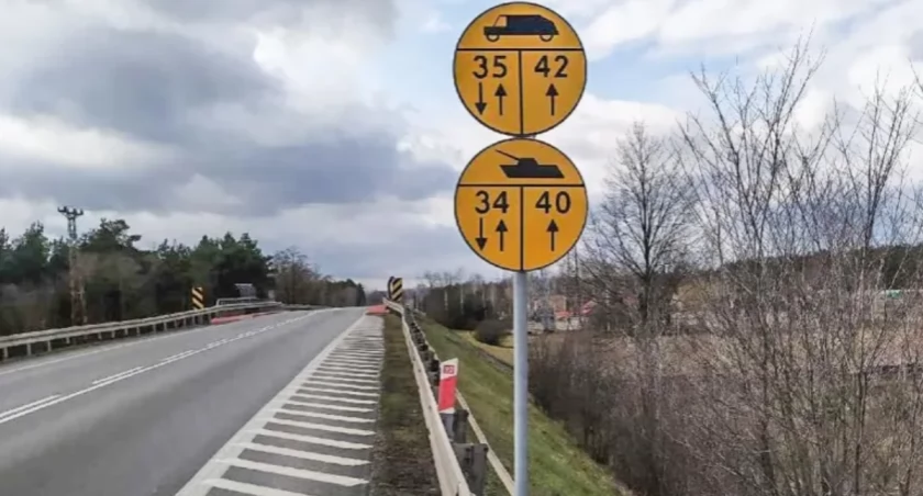 Żółte znaki z czołgiem przy drogach! Uwaga na kolumny wojskowe