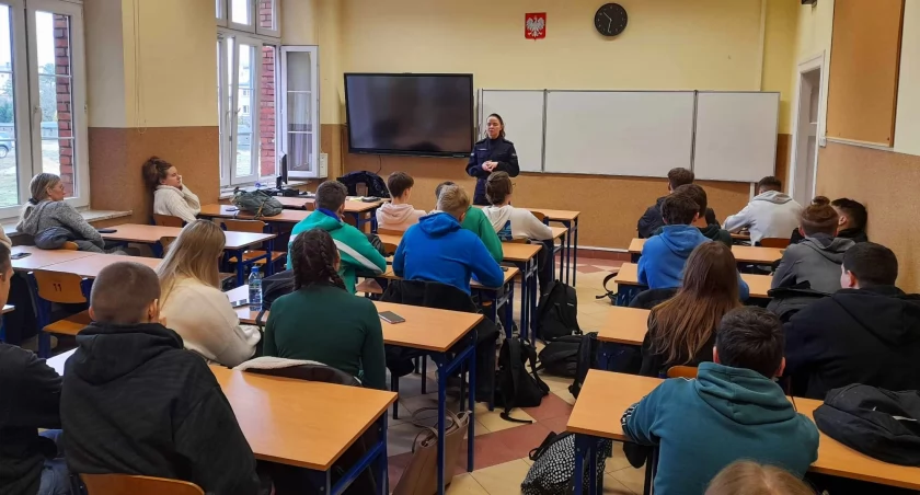 Policjanci spotkali się z maturzystami, by opowiedzieć o swoim zawodzie