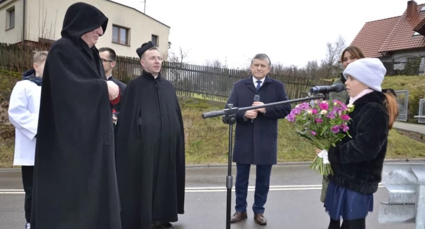 Poświęcenie nowego krzyża w Piechowicach. To ważne wydarzenie dla lokalnej społeczności