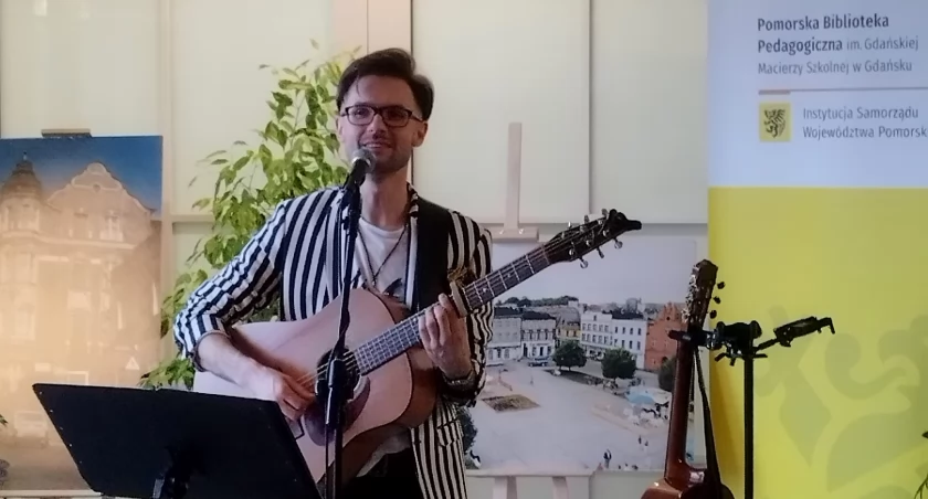 Wyjątkowy koncert Pawła Ruszkowskiego w kościerskiej Bibliotece Pedagogicznej