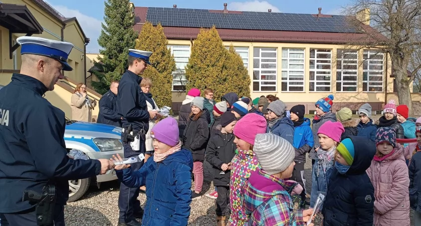 Uczyli bezpieczeństwa na drodze uczniów klas I-III