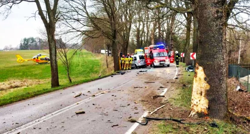 VW Caddy rozbił się na drzewie - 19-latek w szpitalu