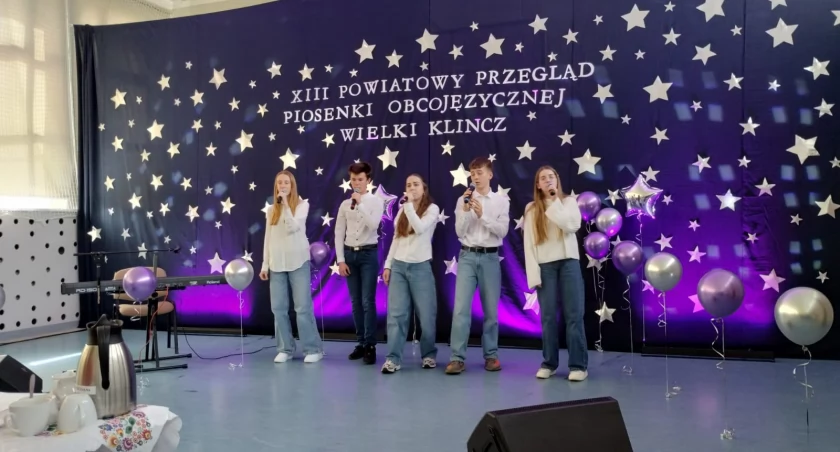 Uczniowie zaprezentowali swój wokalny i językowy talent