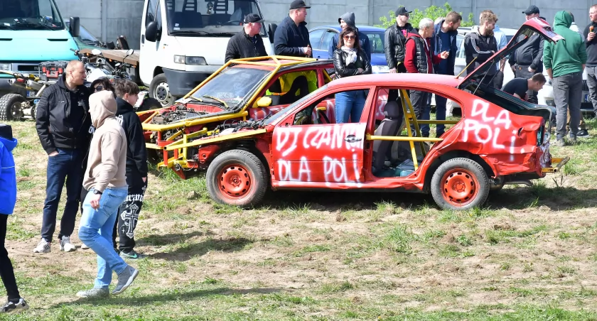Pinik dla Poli, czyli szczytna akcja z wyścigami w tle
