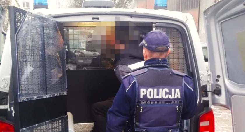 Przyjechali do jego domu i pobili 27-latka - czterech mężczyzn w rękach policji