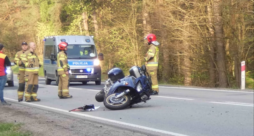Kłobuczyno. Motocyklem najechał na tył volkswagena - 37-latek w szpitalu