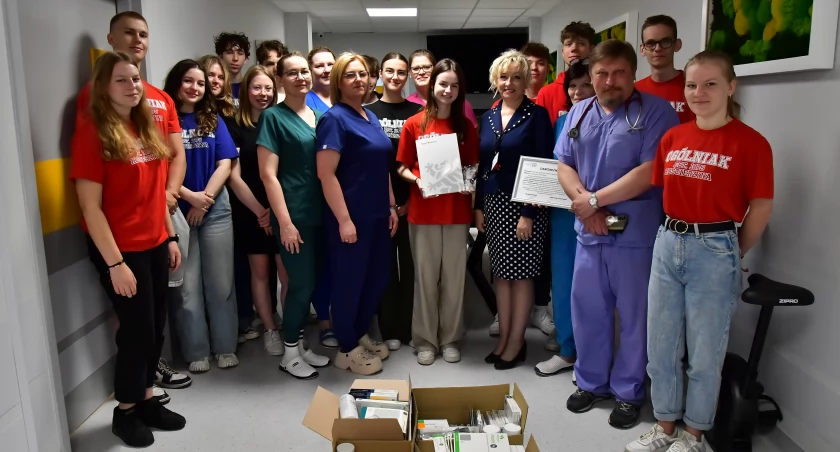 Uczniowie ogólniaka wsparli i pomogli kościerskiemu hospicjum