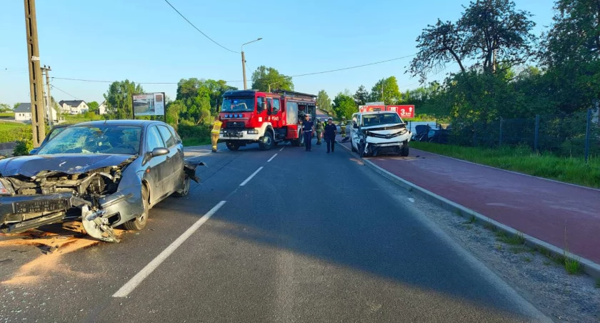 Kościerzyna Wybudowanie. Wypadek z udziałem trzech pojazdów - dwie osoby w szpitalu