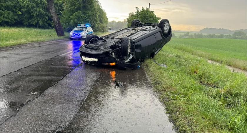 Rozbiła volvo na drzewie - dwie osoby w szpitalu