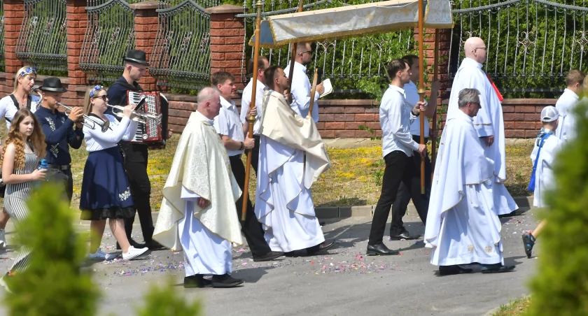 Boże Ciało - tłumy wiernych uczestniczyły w procesjach