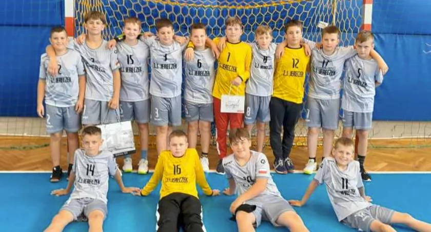 Szczypiorniści UKS Lipusz wygrywają turniej wojewódzki w Tczewie