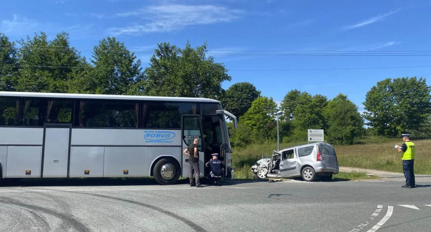Zderzenie samochodu z autobusem w Dęborórach