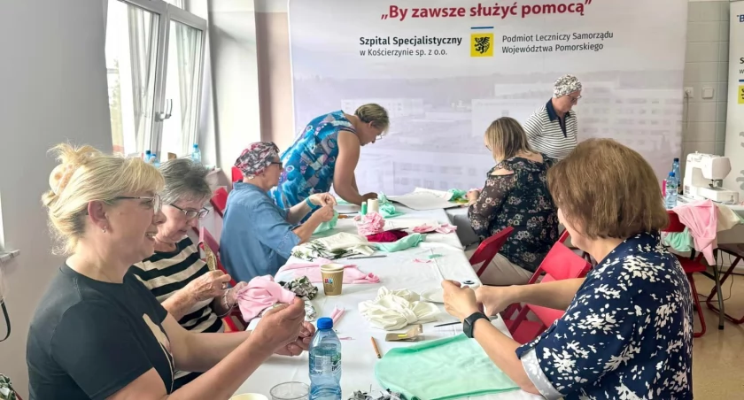 Wyjątkowa akcja szycia turbanów w kościerskim szpitalu