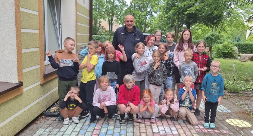 Policjanci rozmawiali z dziećmi o bezpiecznym wypoczynku nad wodą
