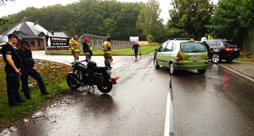 Zderzenie osobówki z motocyklem w Nowej Karczmie