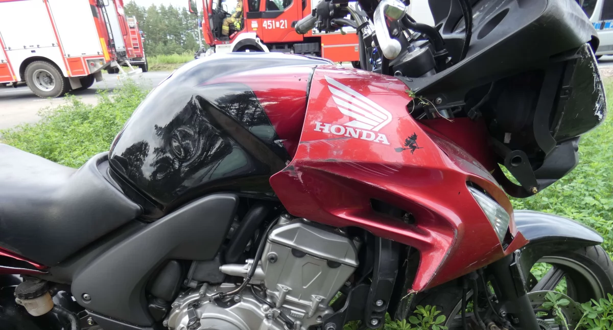 Korne. Czołowe zderzenie motocyklisty ze skodą