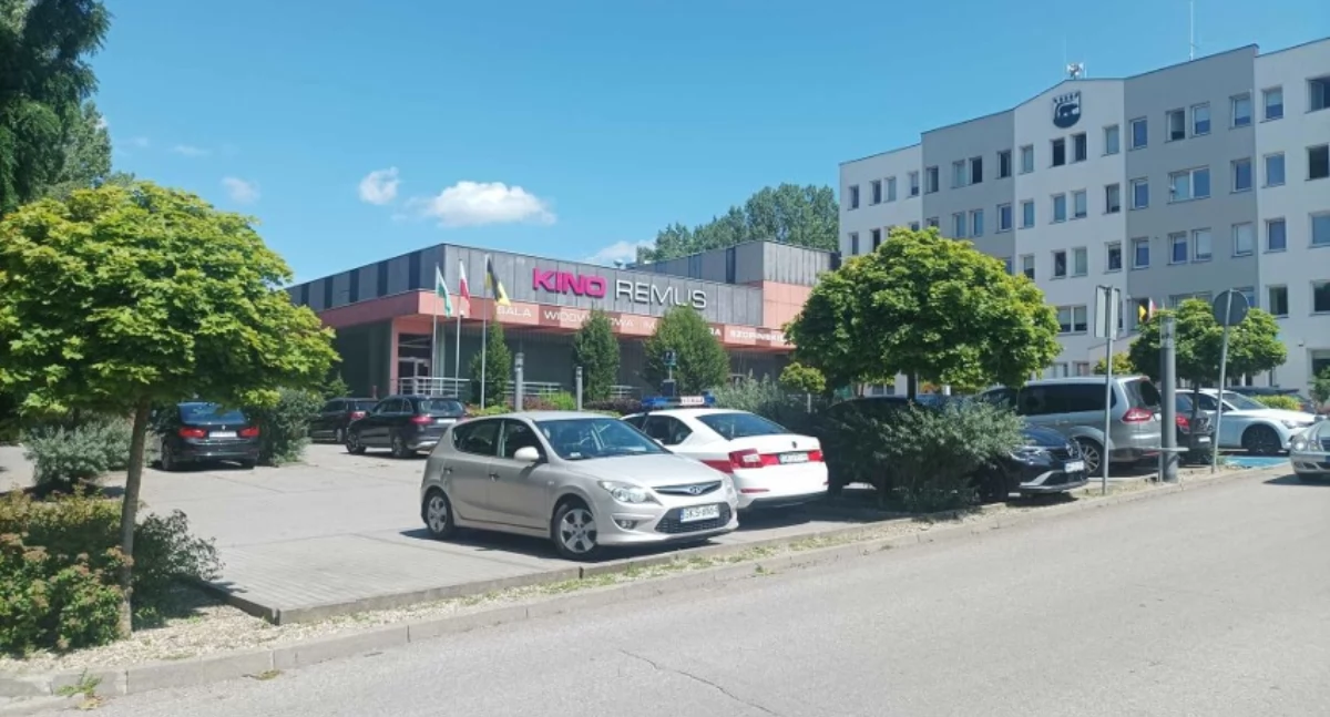 Parking przy urzędzie bezpłatny. Darmowa będzie 1 godzina