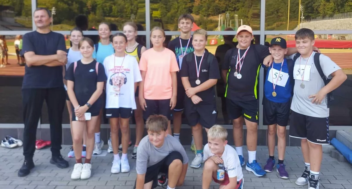 Worek medali dla zawodników UKS Lipusz
