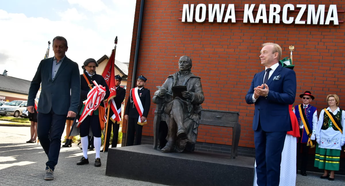 Pomnik Józefa Wybickiego stanął w centrum Nowej Karczmy