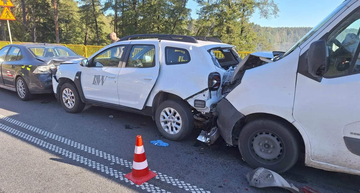 Wypadek trzech aut na krajowej 20 w okolicach Łubiany
