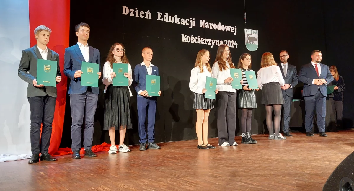 Stypendia burmistrza trafiły do najlepszych uczniów i studentów