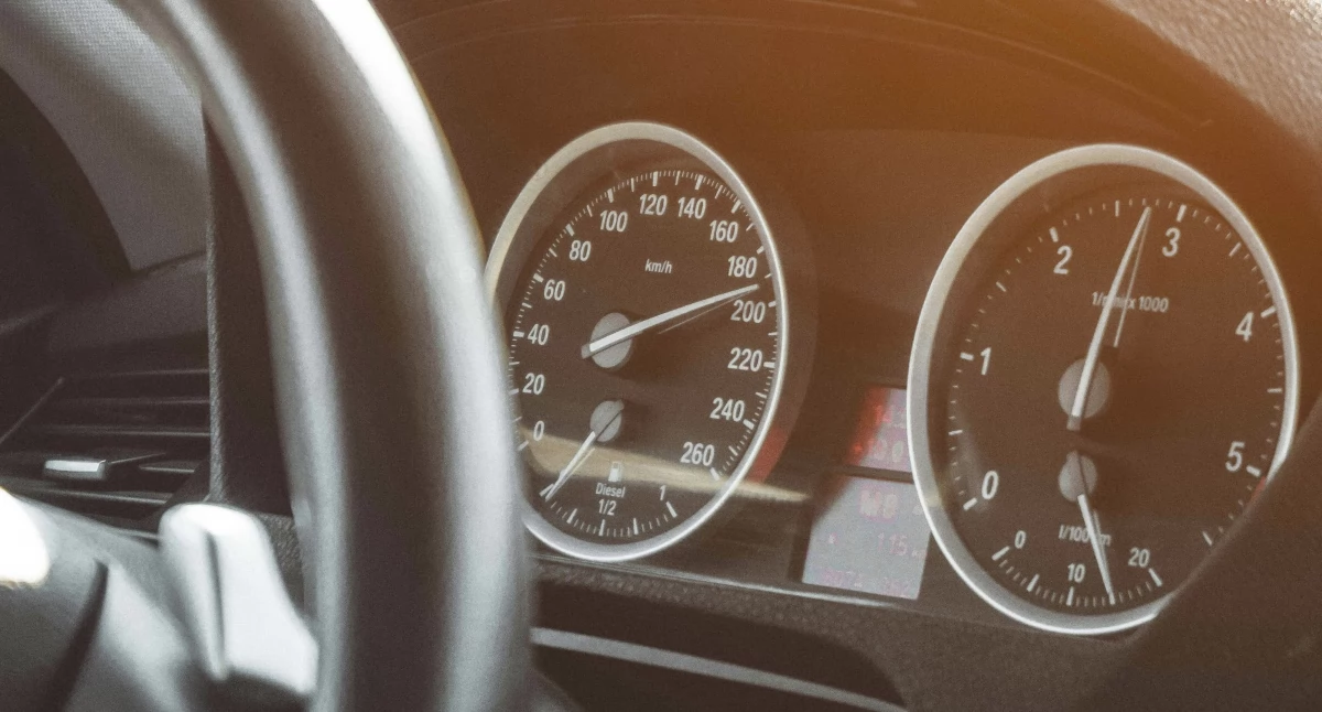 Jechał ponad 100 km/h przez teren zabudowany. Stracił prawo jazdy