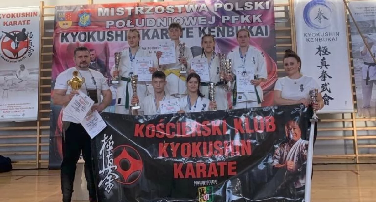 Zawodnicy Kościerskiego Klubu Kyokushin z medalami Mistrzostw Polski Południowej