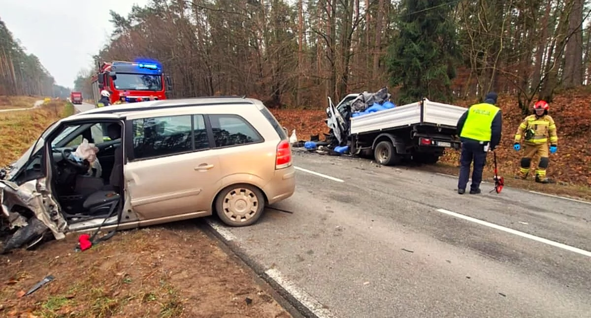 Wypadek na drodze wojewódzkiej nr 214. Ranny 20-letni kierowca