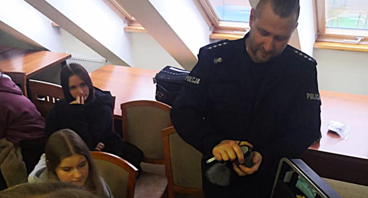 Policjanci z Kościerzyny spotkali się z młodzieżą Budowlanki. Zachęcali do wstąpienia w szeregi policji