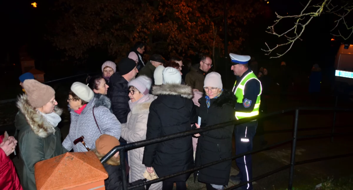 Policjanci promowali bezpieczeństwo i wręczali odblaski