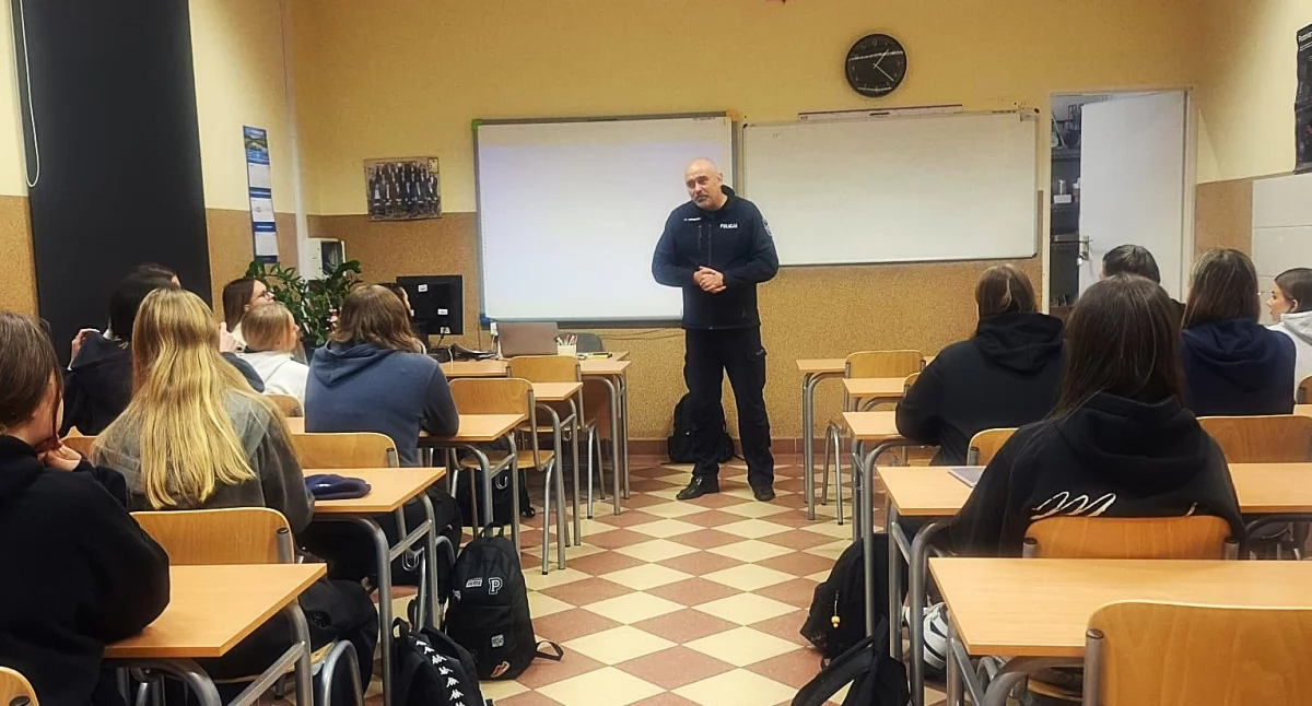 Policjanci spotkali się z młodzieżą, by rozmawiać o zagrożeniach i bezpieczeństwie