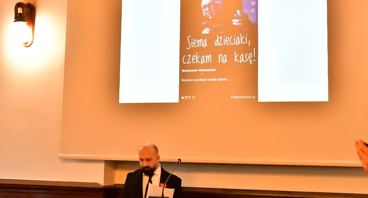 Łukasz Przybylski zachował stanowisko wiceprzewodniczącego. W tle 
