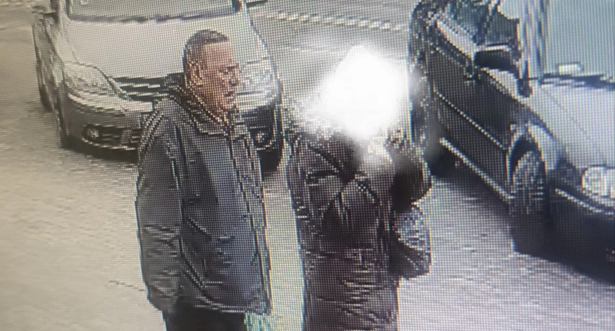Ta osoba mogła oszukać seniorkę. Policja publikuje wizerunek i prosi o pomoc!