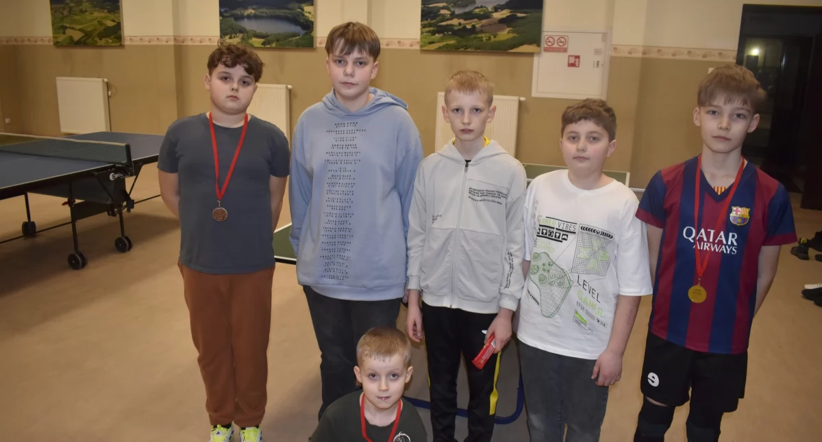 Mateusz Rekowski triumfował w turnieju indywidualnym i deblowym tenisa stołowego w Lipuszu
