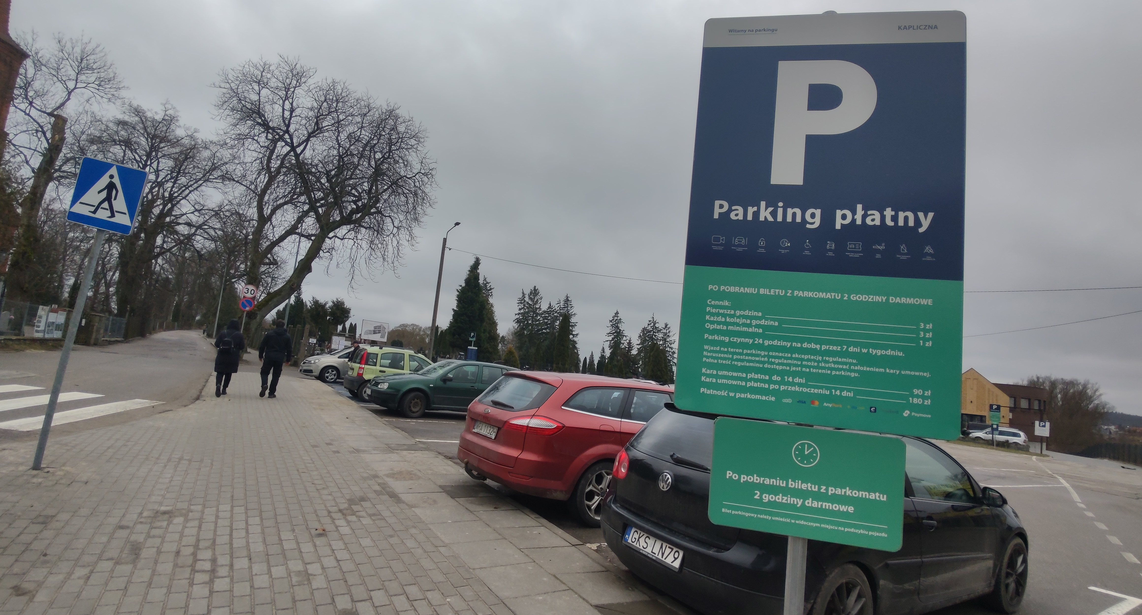 Parking przy cmentarzu w Kościerzynie jest już płatny!