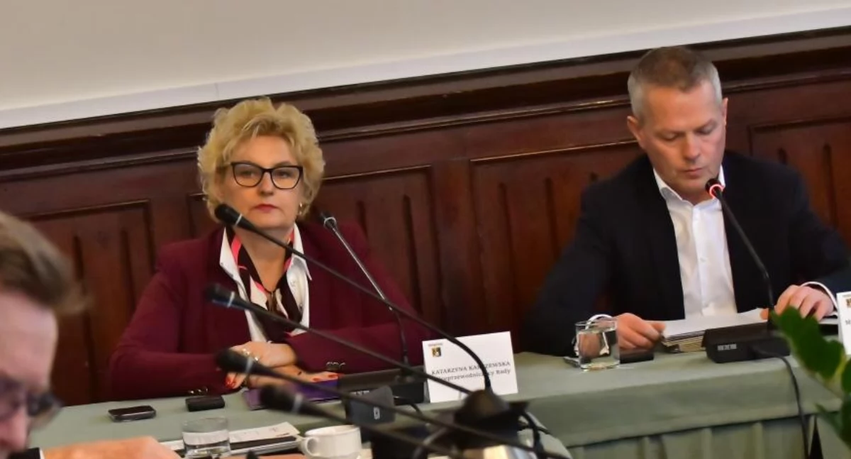 Radna PiS, Katarzyna Karczewska pyta o schrony i krytykuje rząd