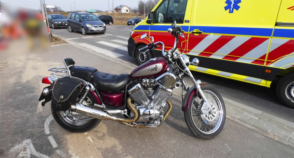 Wypadek motocyklisty na krajówce. Dwie osoby w szpitalu