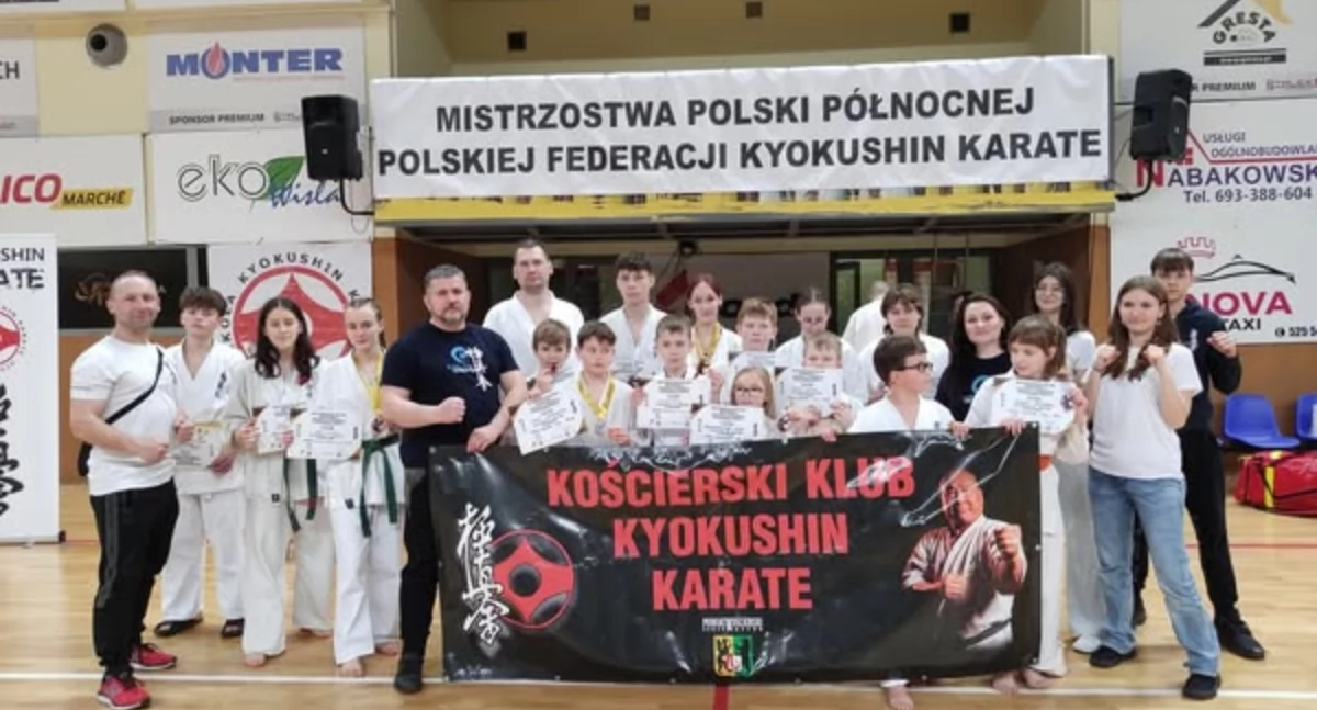 Karatecy Kościerskiego Klubu Kyokushin Karate z workiem medali