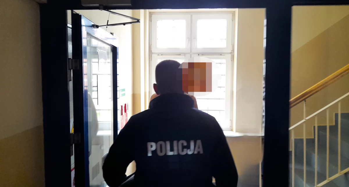 Zerwał rynnę i lusterko. Wandal w rękach policji