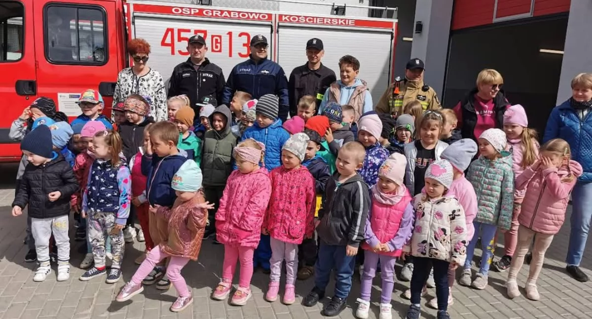 Przedszkolaki poznają pracę strażaków w Grabowie Kościerskim