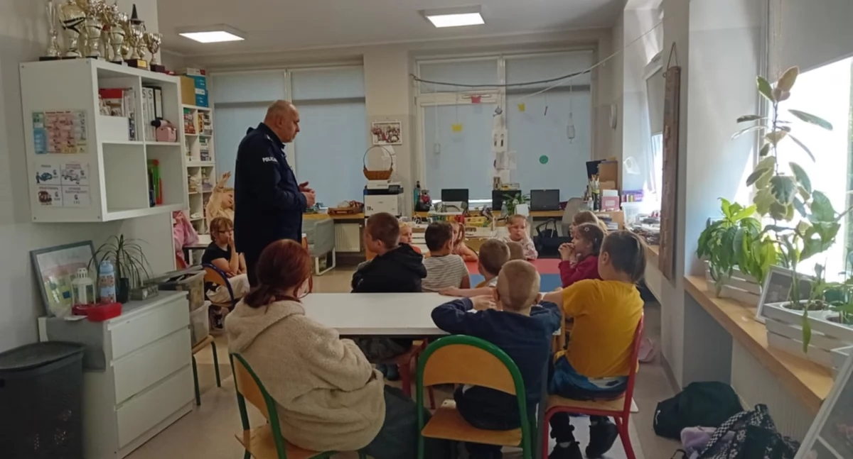 Jak bezpiecznie wypoczywać latem? Spotkanie policjantów z młodzieżą