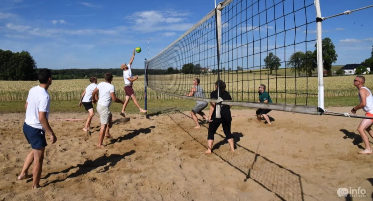 Sportowa rywalizacja i letnia atmosfera – turniej siatkówki plażowej w Będominie