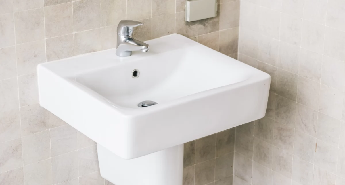 Mała łazienka, wielkie możliwości – jak wybrać kompaktową umywalkę do WC?