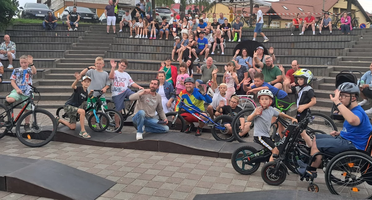 Akrobacje na rowerze oraz wyśmienita muzyka - czyli Pierwsza Biesiada Sołecka w Dziemianach 