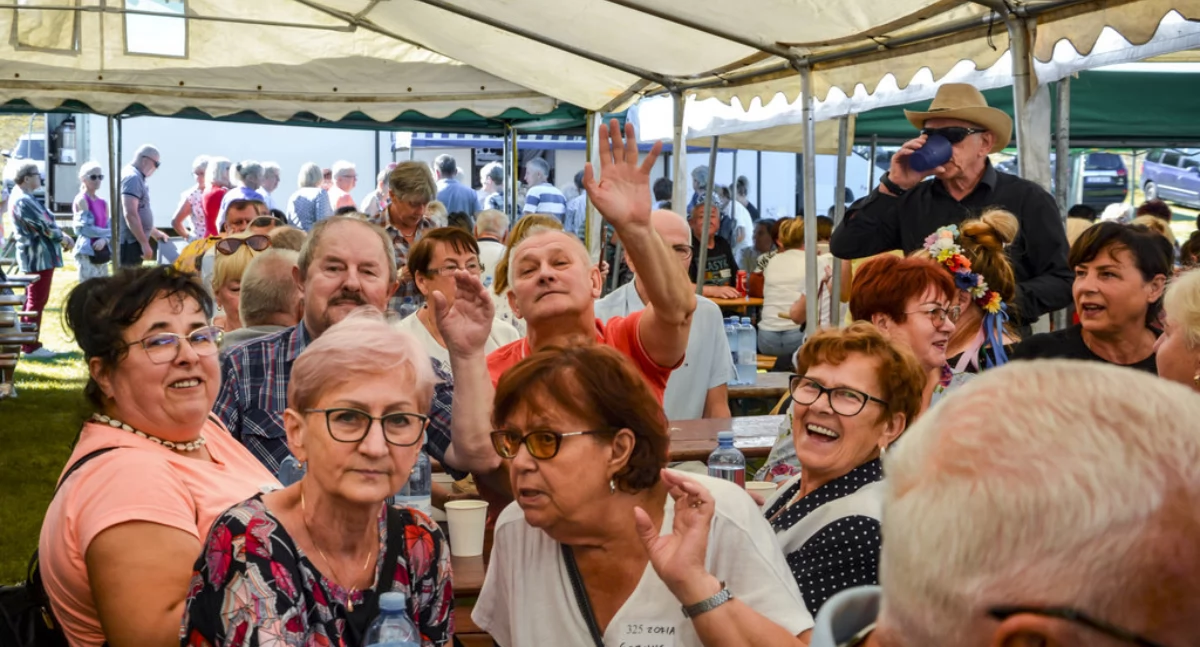 Seniorzy pokazali, jak się bawić! Ósma Biesiada w Loryńcu pełna tańców i emocji. Specjalna nagroda dla Ireny Marszewskiej!