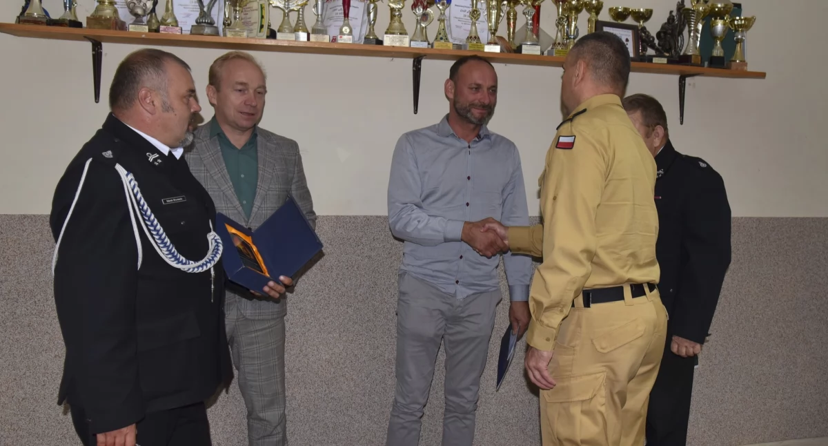 Ryzykując życie wyciągnął człowieka z płonącego auta!