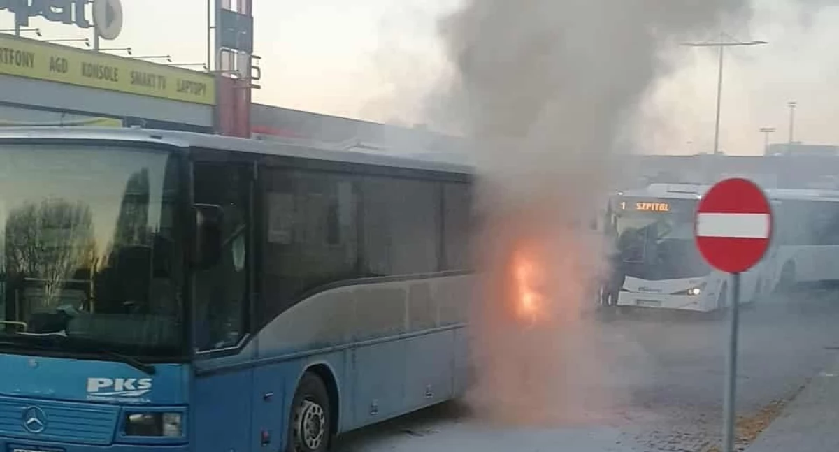 Pożar autobusu w Kościerzynie! Pojazd zapalił się na przystanku przy Galerii Wybickiego!