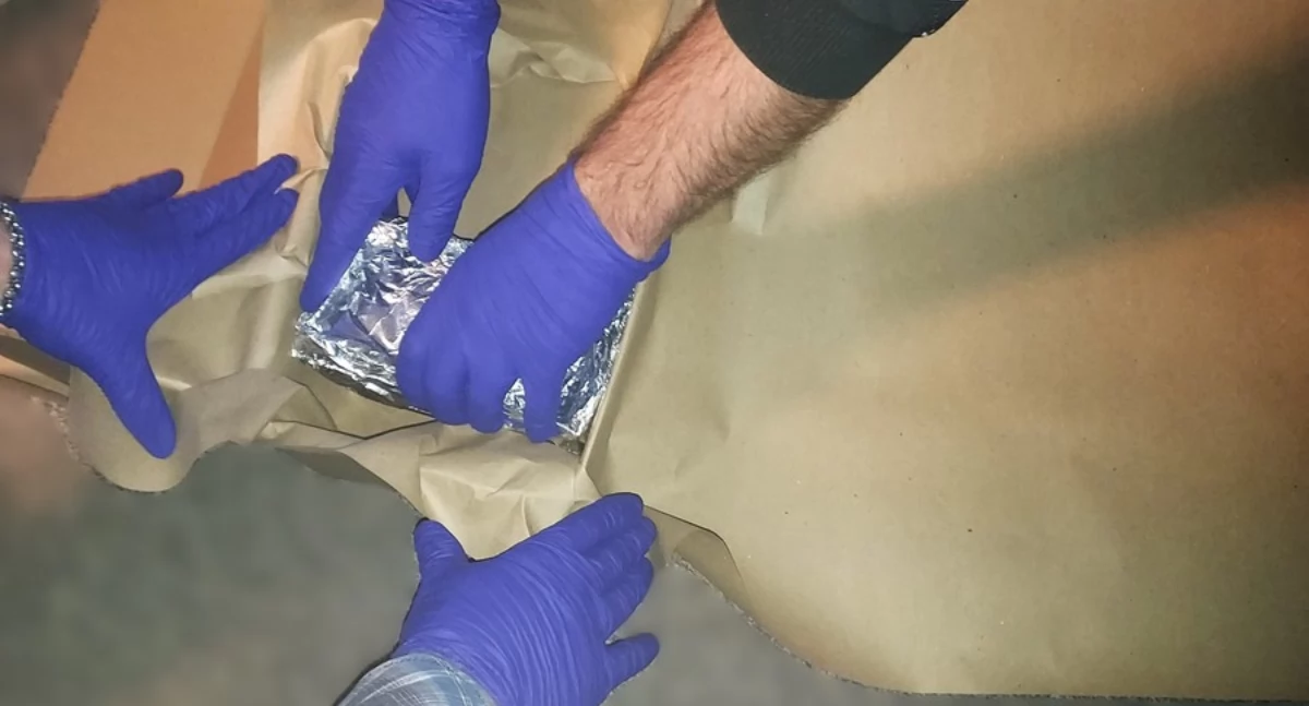 W mieszkaniu 20-latka z Kościerzyny znaleziono 4 kilogramy narkotyków! Jest podejrzany o wprowadzanie ich do obiegu!