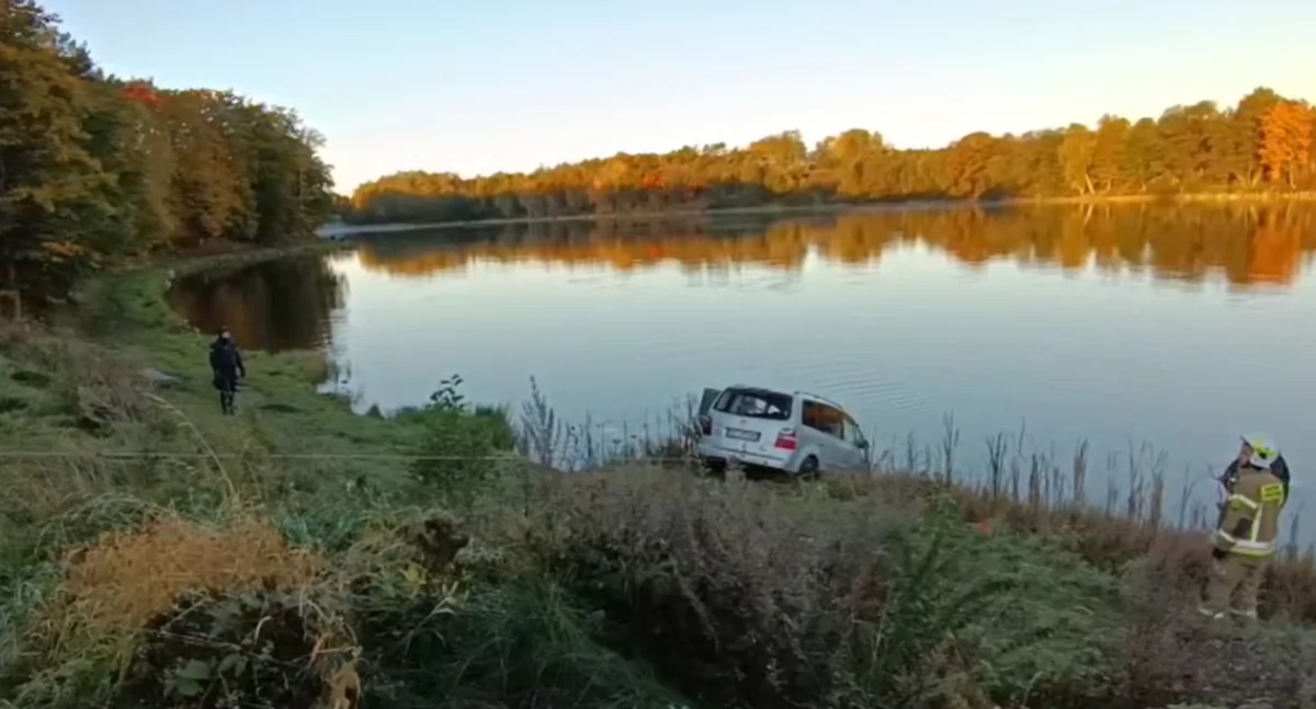 Auto w jeziorze w Grabówku. Kierowca przesadził z manewrami. Do akcji ruszyła ekipa płetwonurków!